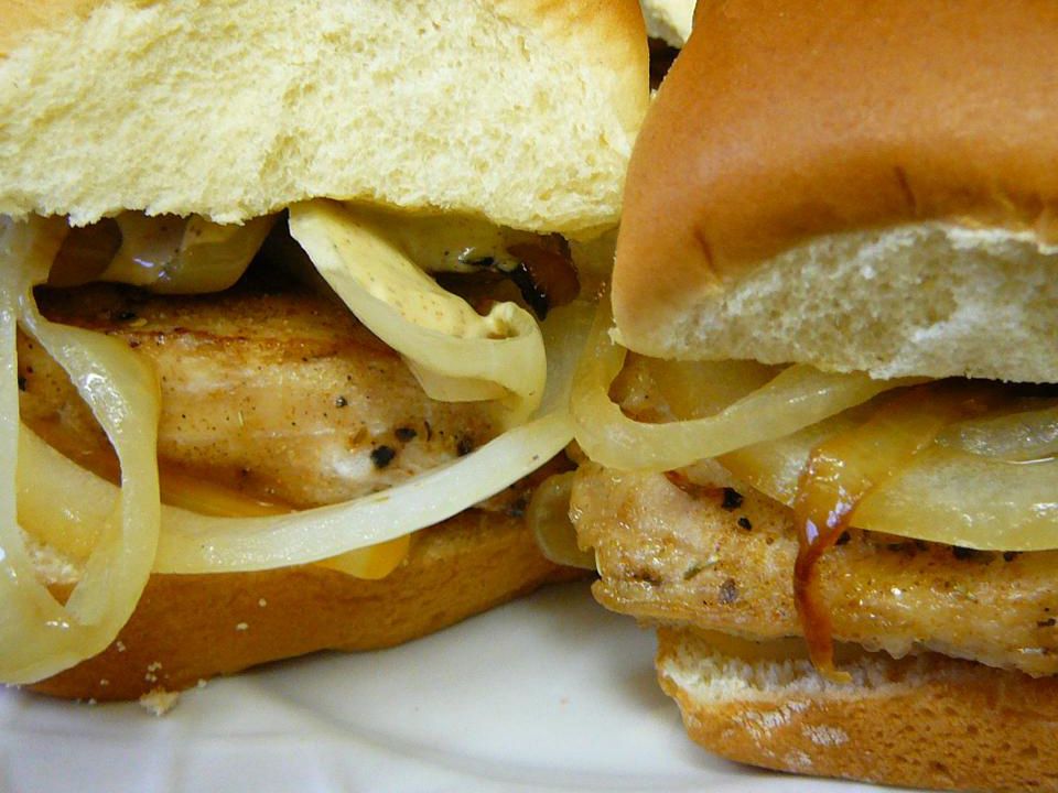 Blackened Chicken Sliders with Garlic Aioli