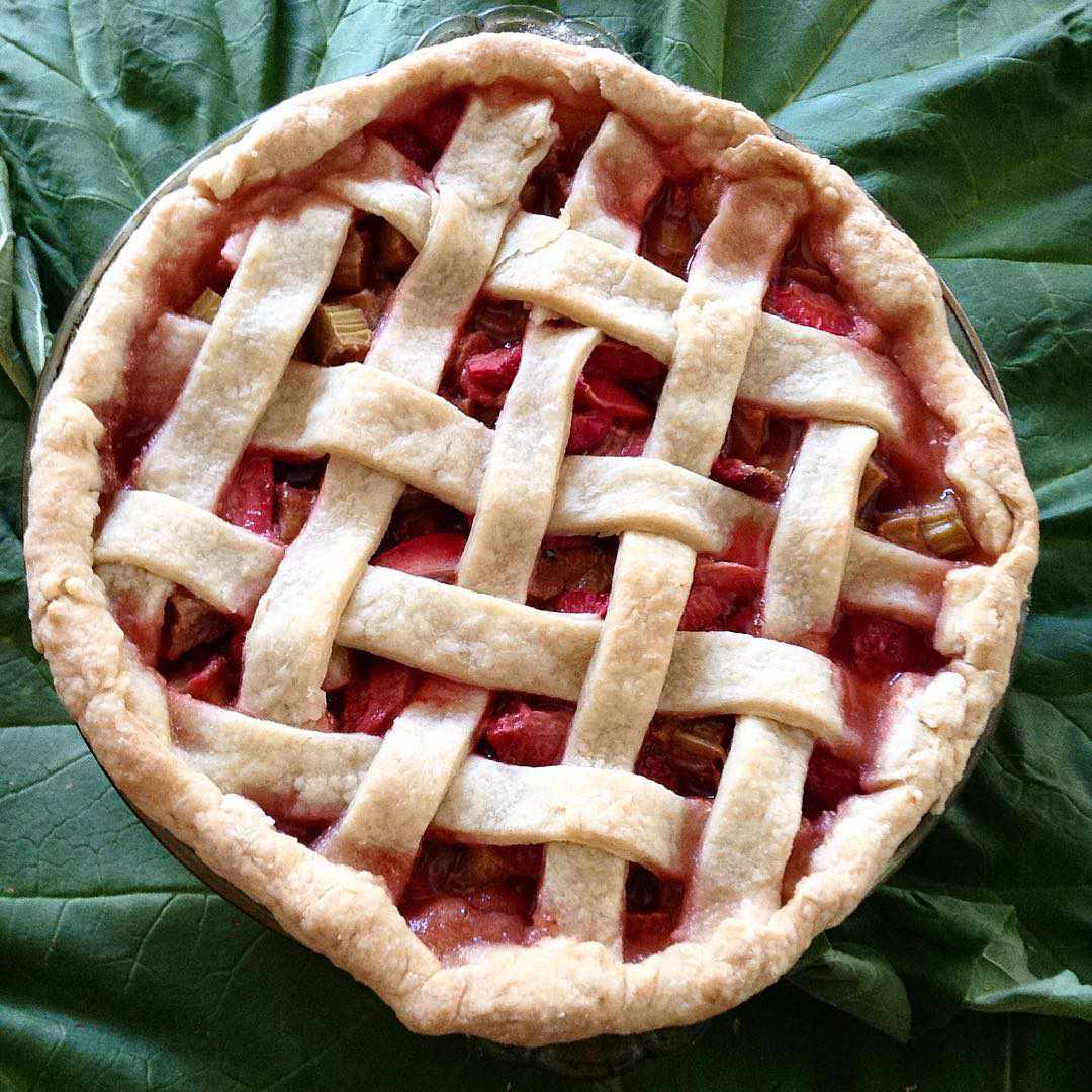 Classic Strawberry Rhubarb Pie
