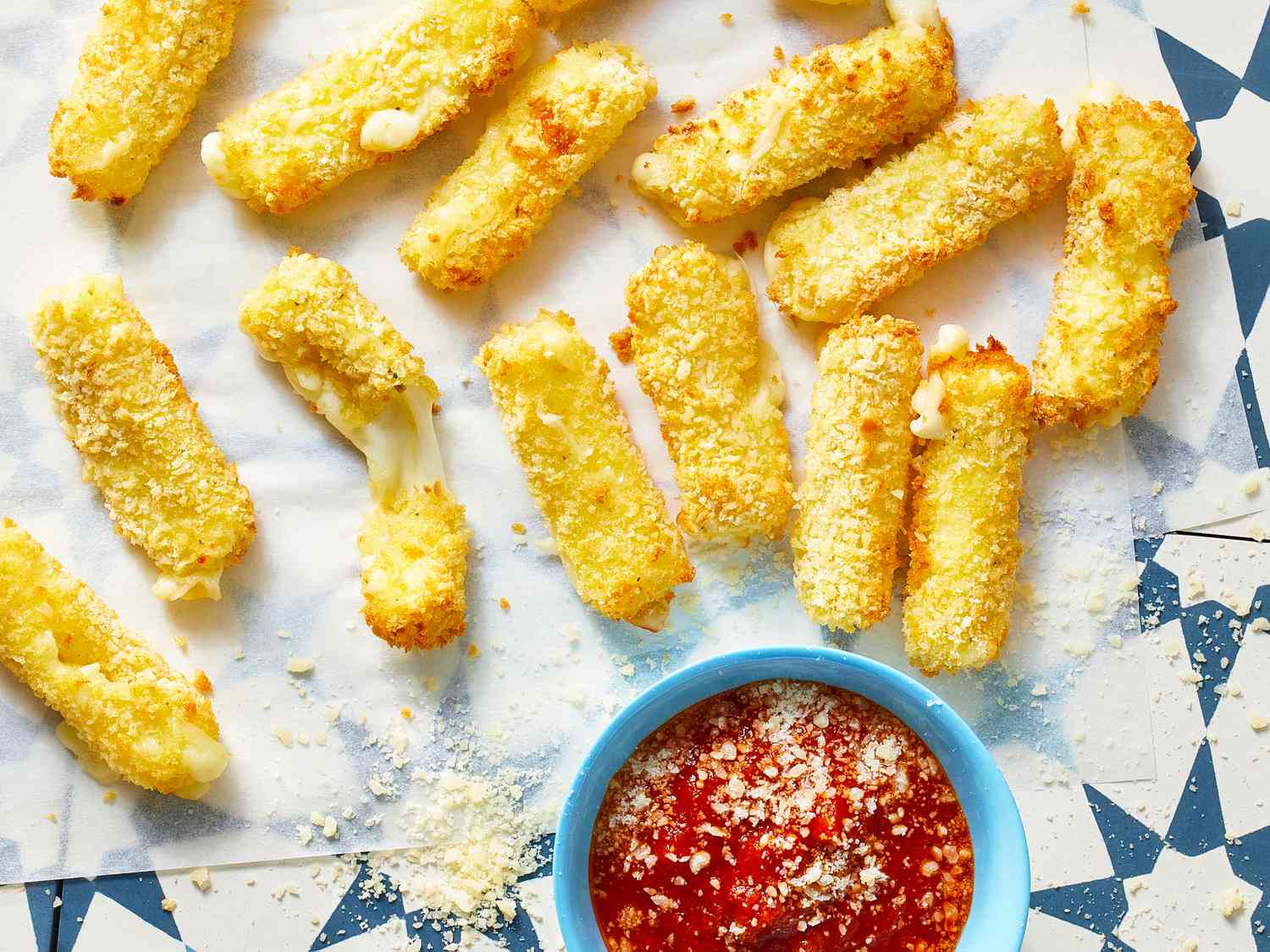 Crispy Air-Fried Mozzarella Bites with Spicy Marinara Sauce