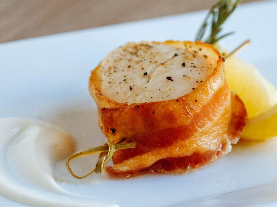 Crispy Bacon-Wrapped Scallops with Lemon