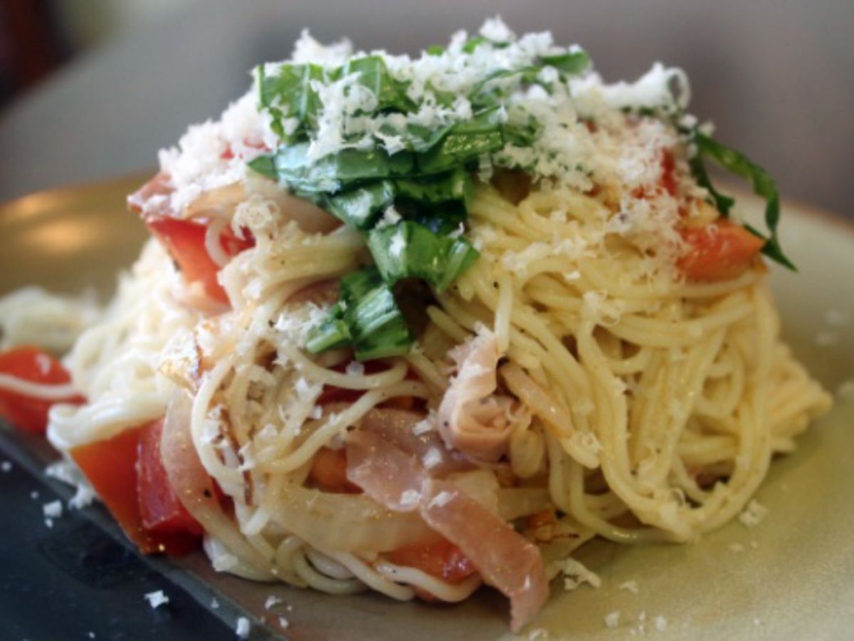 Fresh Pasta with Tomatoes and Prosciutto