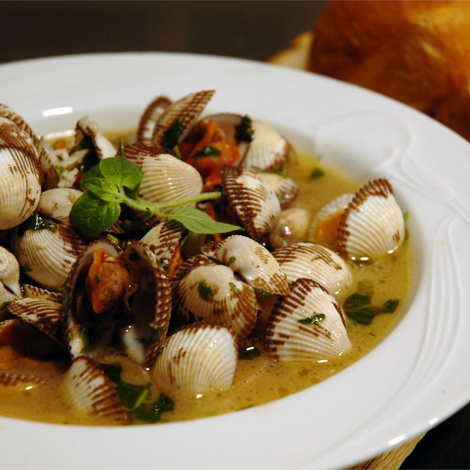 Italian-Style Steamed Clams