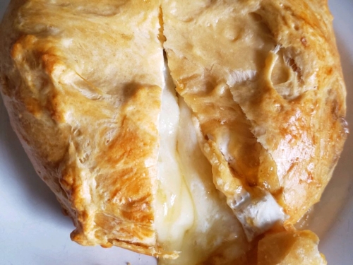Baked Brie with Apricot Preserves in Puff Pastry