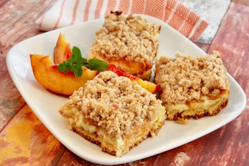 Peach Cheesecake Crumble Bars