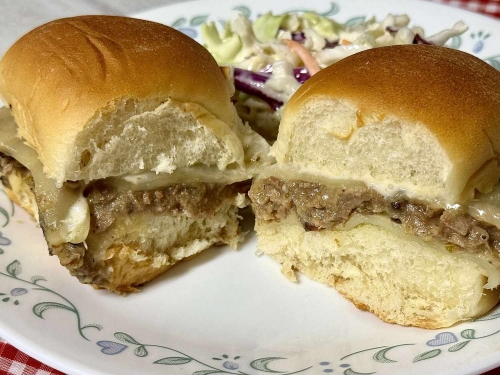 Roast Beef Sliders with Spicy Sauce