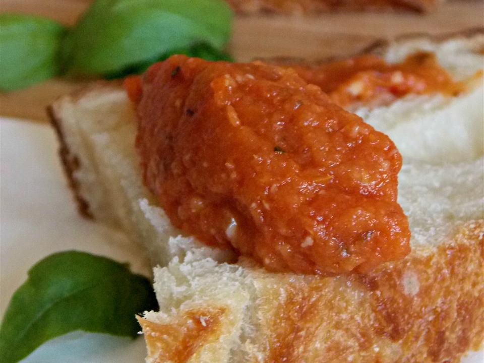 Roasted Garlic Tomato Spread