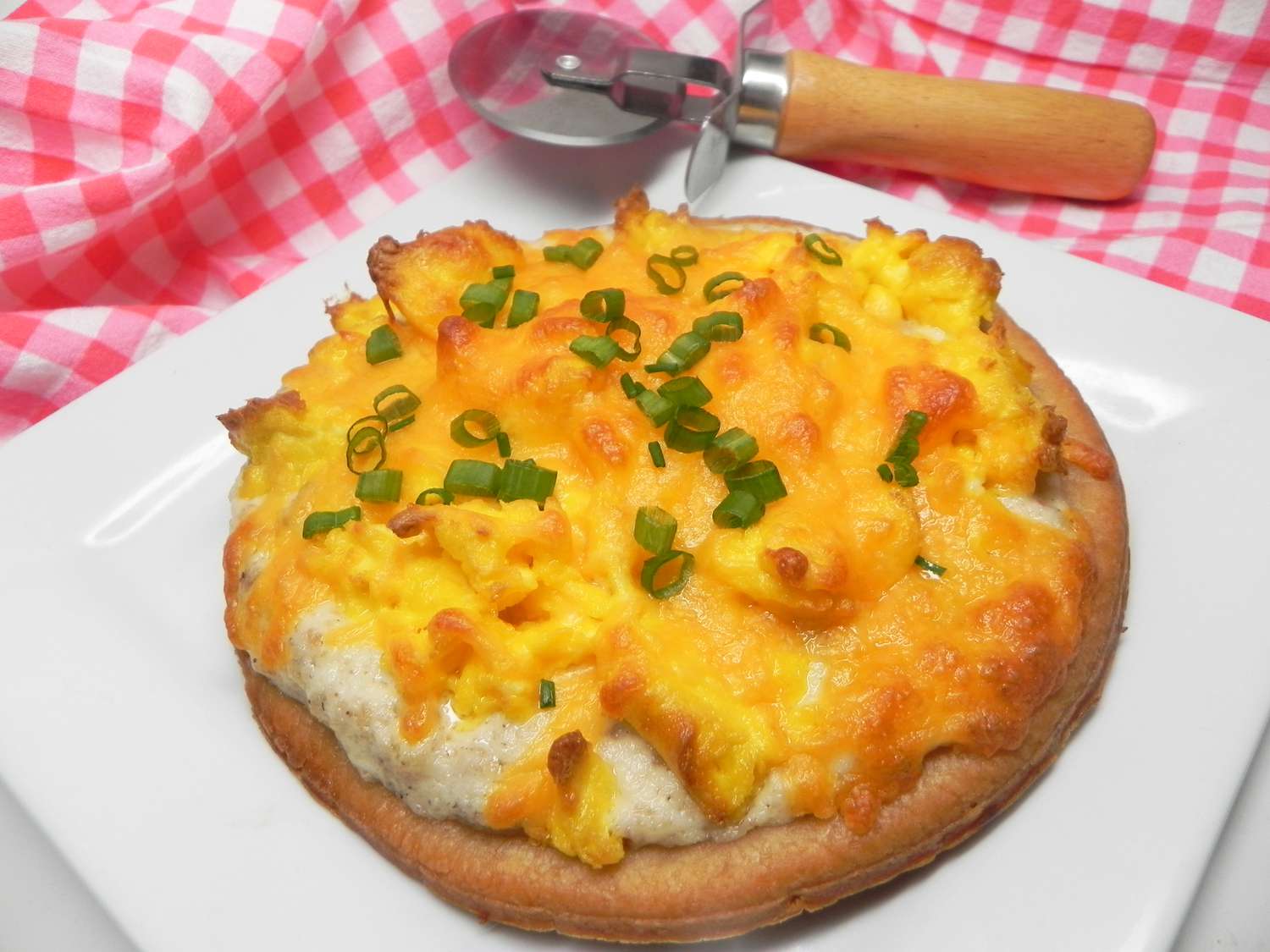 Sausage Gravy Breakfast Pizza