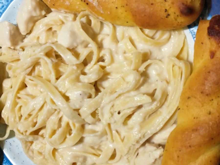 Slow Cooker Chicken Pasta Alfredo