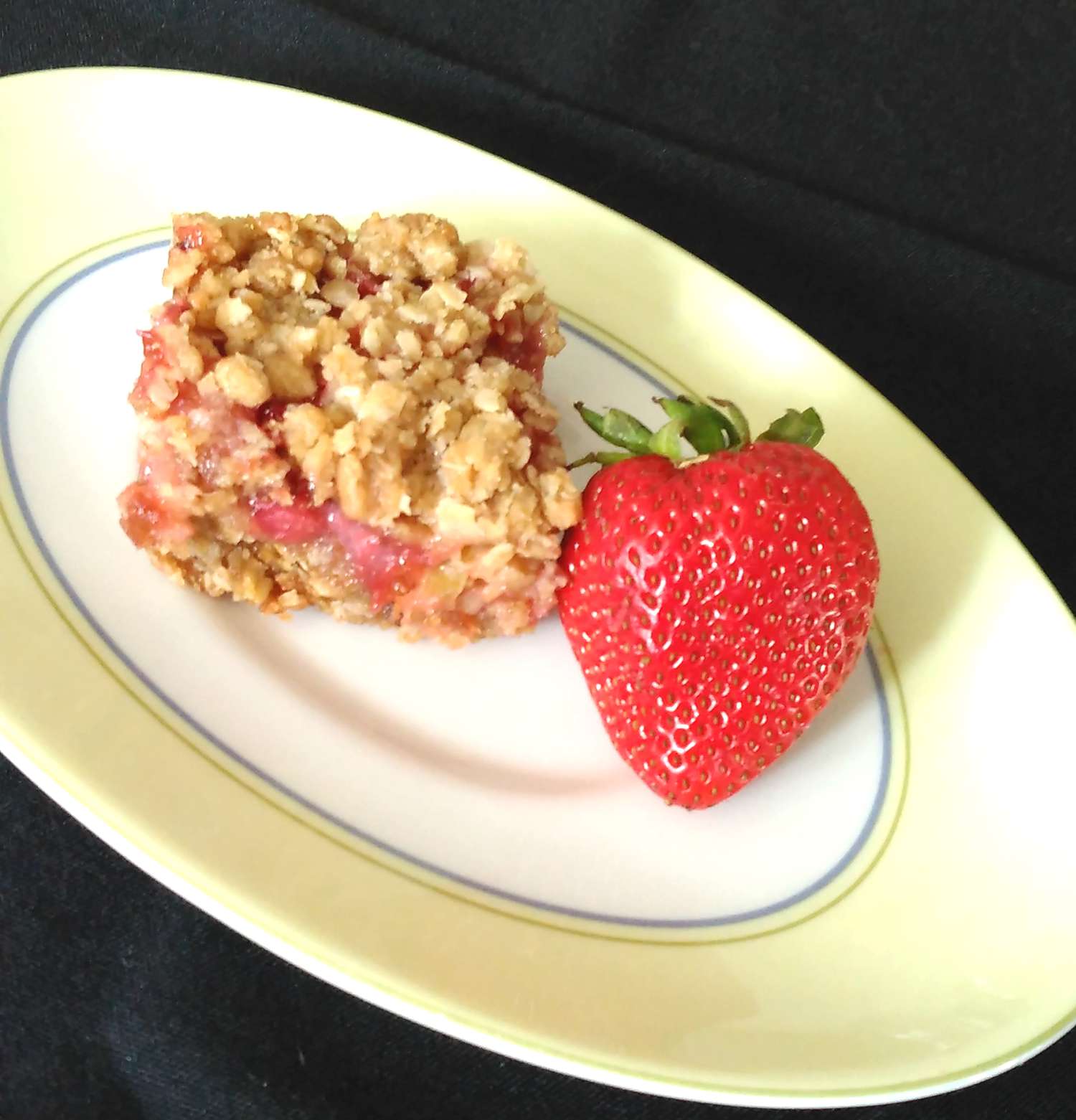 Strawberry Rhubarb Crumble Bars