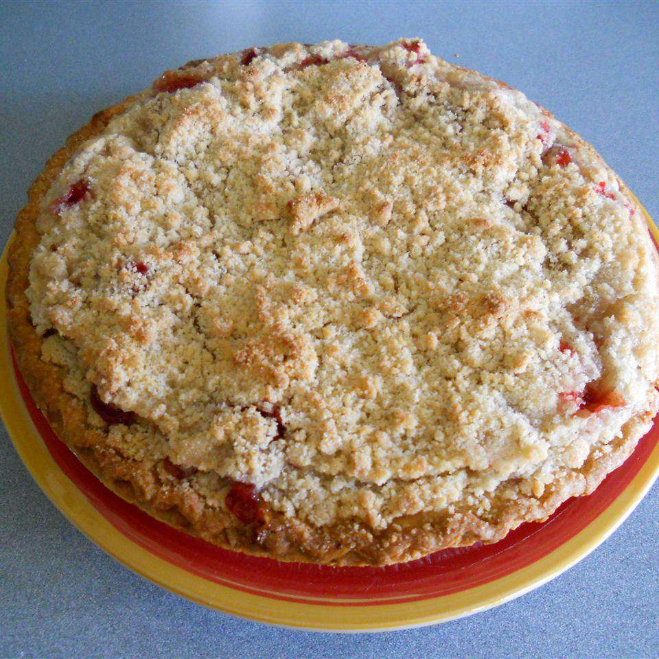 Strawberry Rhubarb Crumble Pie